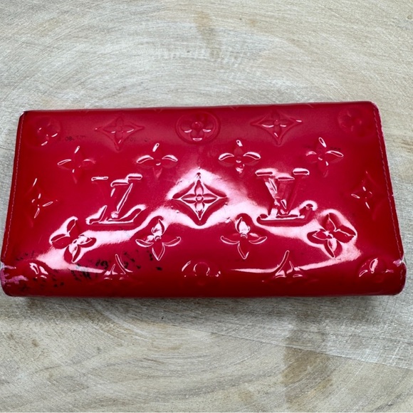 Authentic Louis Vuitton Wallet includes off brand chain - Picture 2 of 4